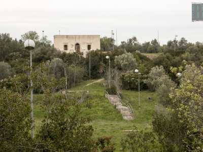 La vista migliora procedendo verso sinistra, dove si apre un bel panorama formato da viottoli e scalette in legno. Il tutto punteggiato da particolari lampioni dalla forma tondeggiante che non vedono la luce da tempo